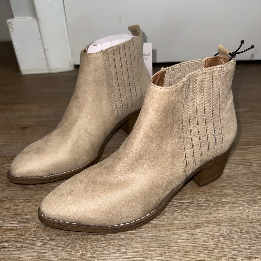 Universal Threads Low Platform Boot Beige Size 6.… - image 1
